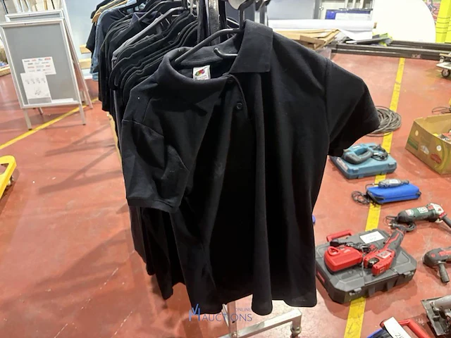 Verrijdbaar metalen kledingrek met kleding - afbeelding 5 van  9