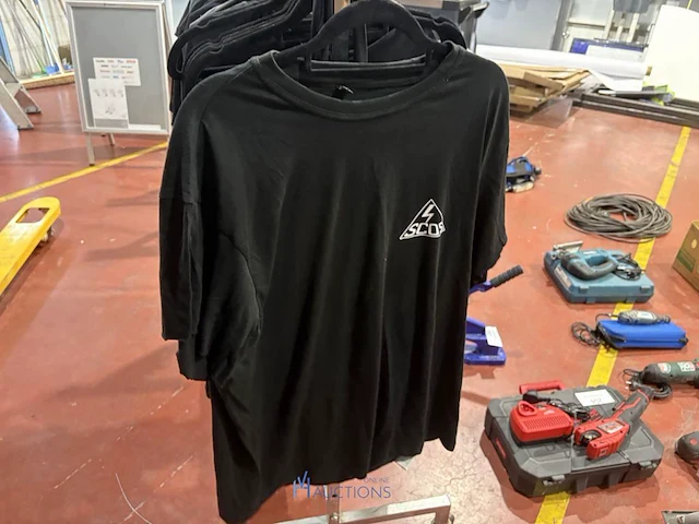 Verrijdbaar metalen kledingrek met kleding - afbeelding 6 van  9