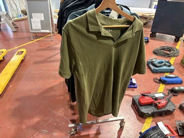 Verrijdbaar metalen kledingrek met kleding - afbeelding 8 van  9