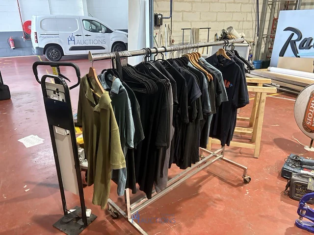 Verrijdbaar metalen kledingrek met kleding - afbeelding 9 van  9