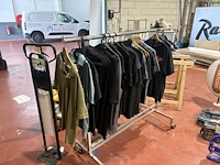 Verrijdbaar metalen kledingrek met kleding - afbeelding 9 van  9