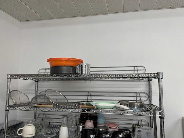 Verrijdbaar metalen rek met inhoud - afbeelding 3 van  4