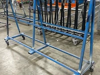 Verrijdbaar metalen transportrek.