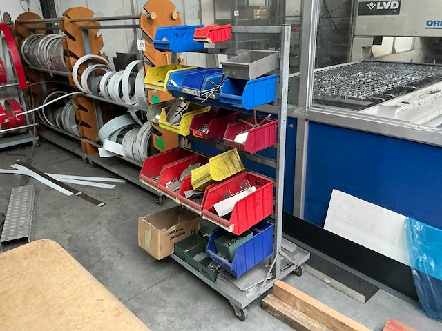 Verrijdbaar opbergrek met inhoud - afbeelding 1 van  7