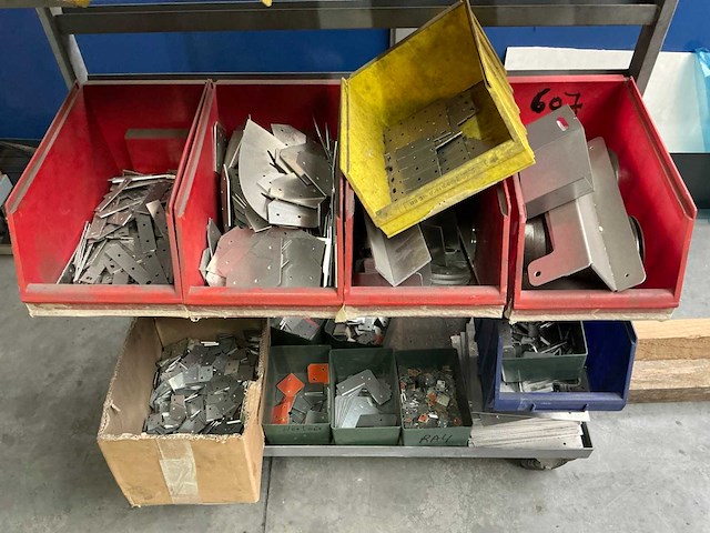 Verrijdbaar opbergrek met inhoud - afbeelding 2 van  7