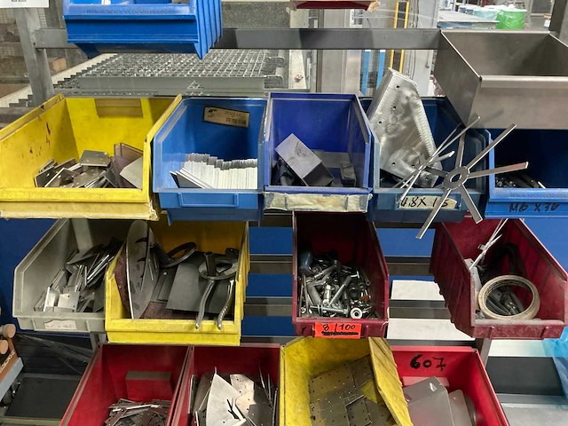 Verrijdbaar opbergrek met inhoud - afbeelding 3 van  7