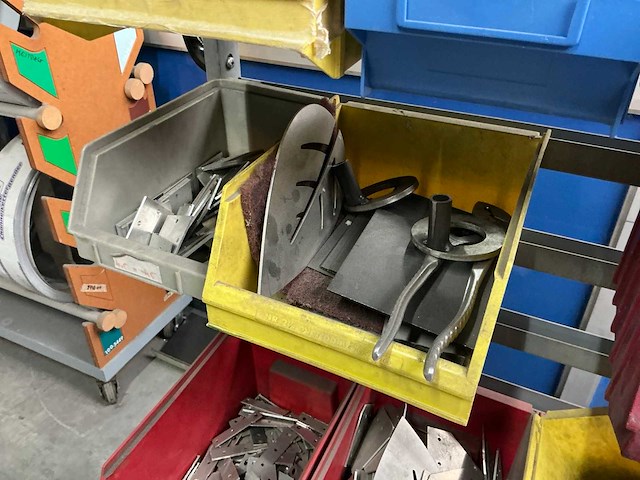 Verrijdbaar opbergrek met inhoud - afbeelding 6 van  7