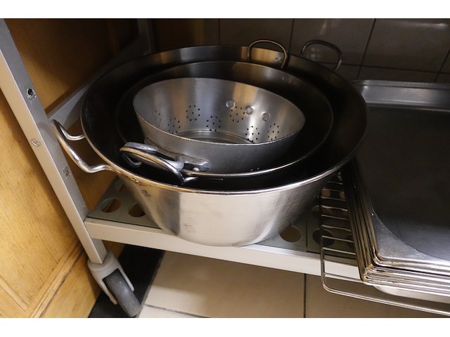 Verrijdbaar rek + inhoud - afbeelding 2 van  10