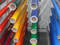 Verrijdbaar rek inhoudend diverse rollen folie - afbeelding 1 van  1