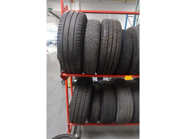Verrijdbaar rek met diverse banden met velg - afbeelding 2 van  5