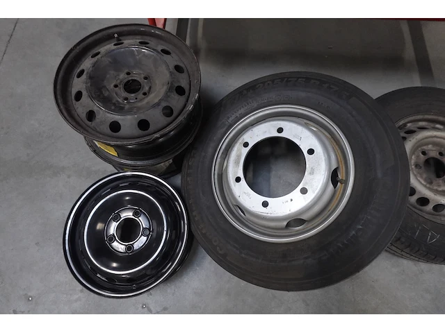 Verrijdbaar rek met diverse banden met velg - afbeelding 4 van  5