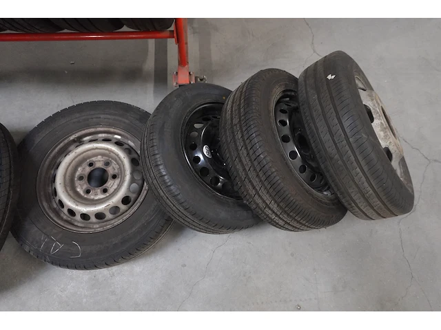 Verrijdbaar rek met diverse banden met velg - afbeelding 5 van  5