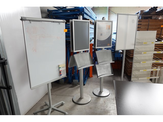 Verrijdbaar whitebord + 4x diverse presentatiebord - afbeelding 1 van  4