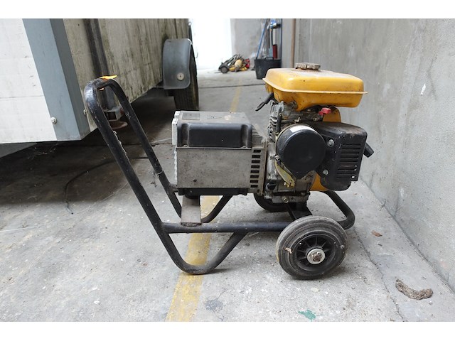 Verrijdbare benzine generator robin - afbeelding 2 van  10