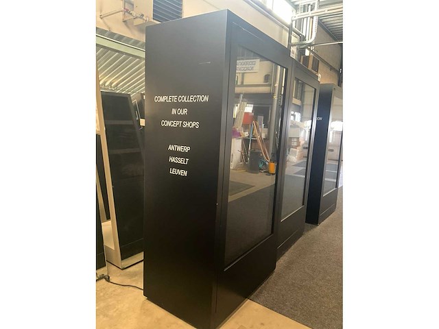 Verrijdbare beursstand met tv sony - afbeelding 10 van  10