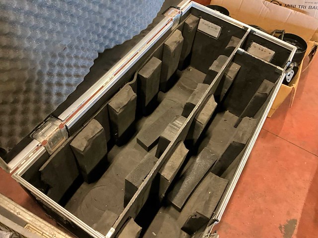 Verrijdbare flightcase voor 8x elation rayzor - afbeelding 2 van  3