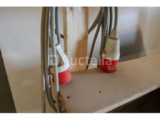 Verrijdbare houten bak + verlengkabels cee stekker - afbeelding 1 van  4