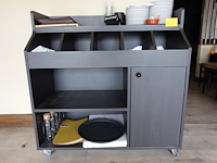 Verrijdbare houten buffetkast + inhoud