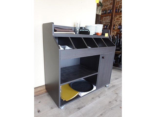 Verrijdbare houten buffetkast + inhoud - afbeelding 2 van  4