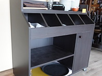 Verrijdbare houten buffetkast + inhoud - afbeelding 2 van  4