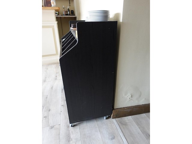 Verrijdbare houten buffetkast + inhoud - afbeelding 3 van  4