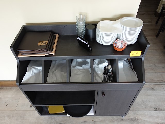 Verrijdbare houten buffetkast + inhoud - afbeelding 4 van  4