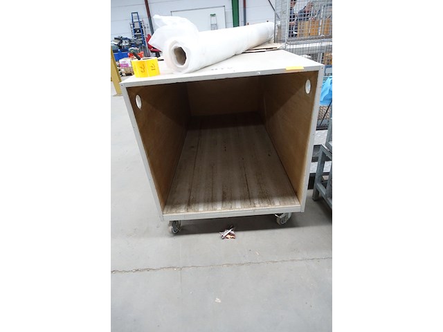 Verrijdbare houten opbergbox - afbeelding 2 van  2