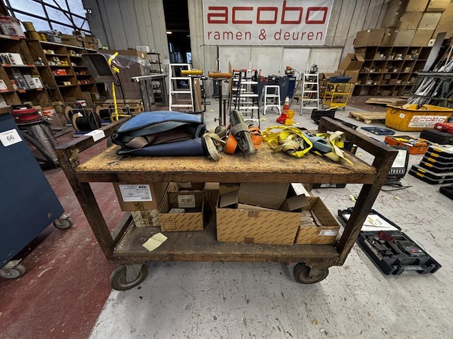 Verrijdbare houten werkkar met inhoud - afbeelding 1 van  3