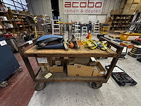 Verrijdbare houten werkkar met inhoud - afbeelding 1 van  3