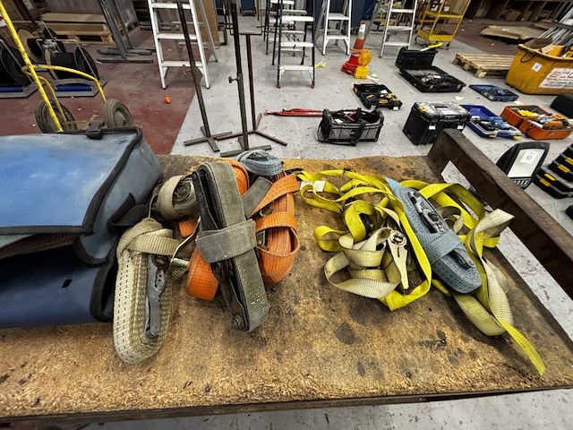 Verrijdbare houten werkkar met inhoud - afbeelding 2 van  3