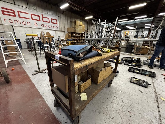 Verrijdbare houten werkkar met inhoud - afbeelding 3 van  3