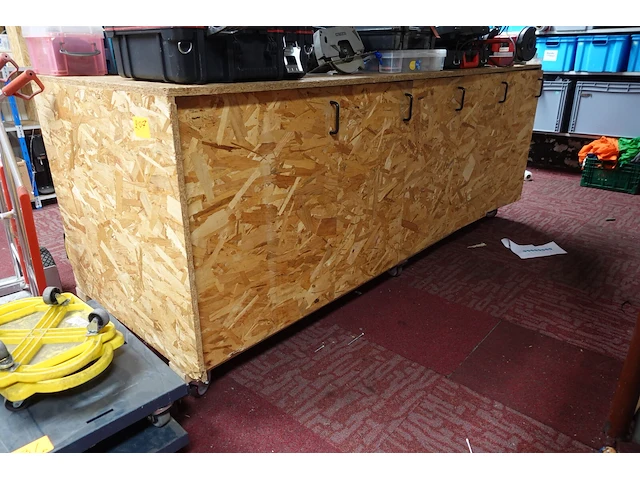 Verrijdbare houten werktafel + bankschroef - afbeelding 1 van  7