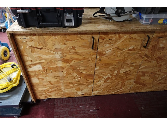 Verrijdbare houten werktafel + bankschroef - afbeelding 2 van  7
