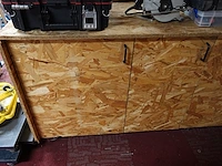 Verrijdbare houten werktafel + bankschroef - afbeelding 2 van  7