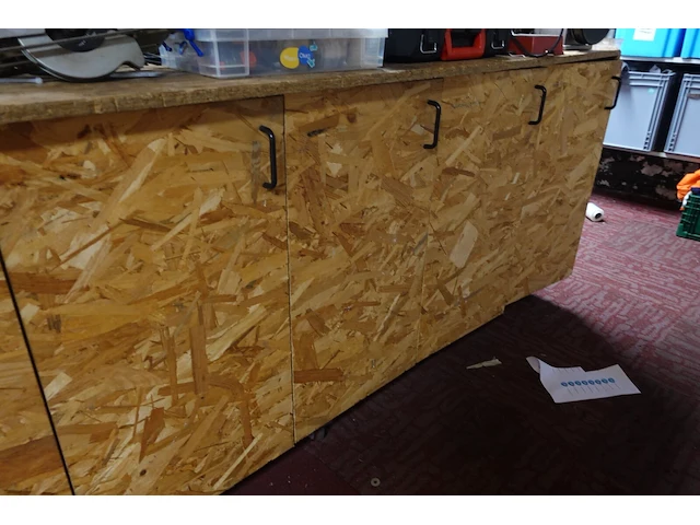 Verrijdbare houten werktafel + bankschroef - afbeelding 3 van  7