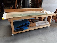Verrijdbare houten werktafel