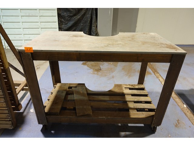 Verrijdbare houten werktafel - afbeelding 1 van  3