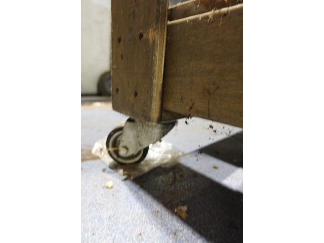 Verrijdbare houten werktafel - afbeelding 3 van  3