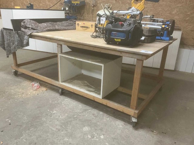 Verrijdbare houten werktafel - afbeelding 1 van  4