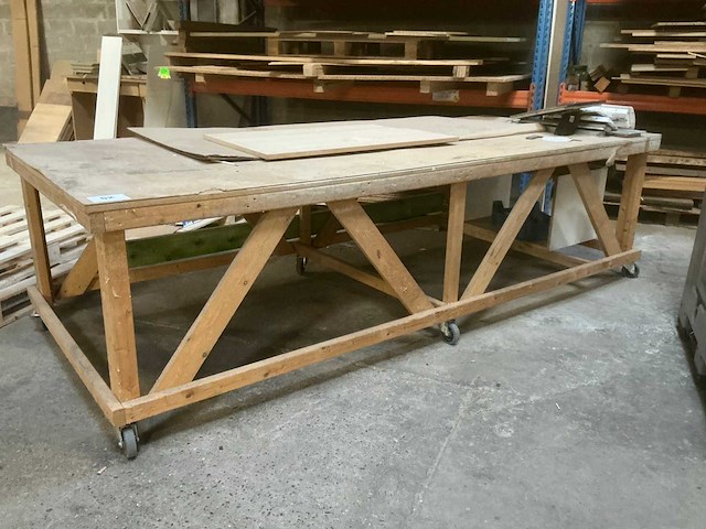 Verrijdbare houten werktafel - afbeelding 1 van  3