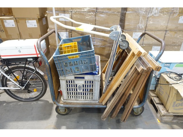 Verrijdbare kar + inhoud - afbeelding 1 van  1