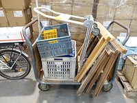 Verrijdbare kar + inhoud - afbeelding 1 van  1