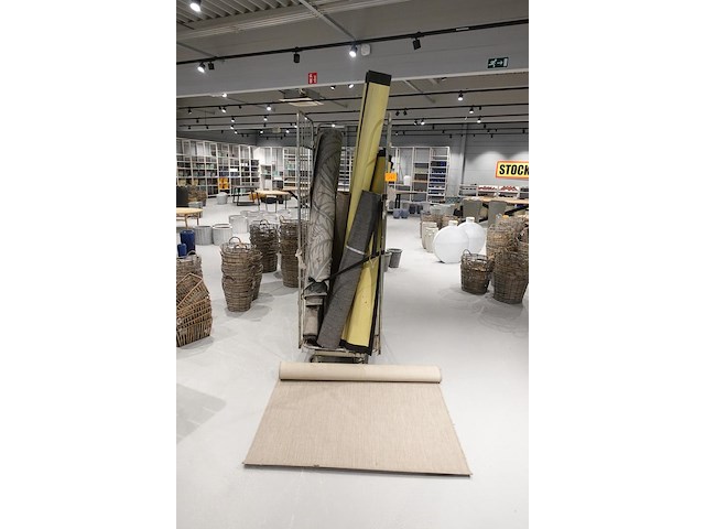 Verrijdbare kar + inhoud - afbeelding 1 van  10