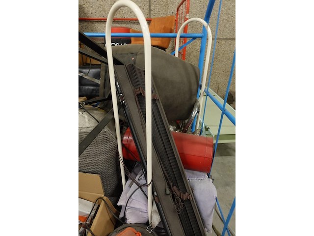 Verrijdbare kar met inhoud - afbeelding 4 van  5