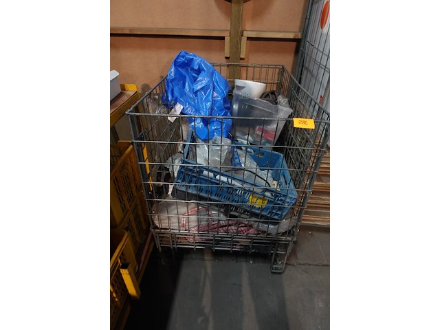 Verrijdbare metalen draadmand met inhoud - afbeelding 1 van  4