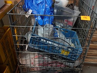Verrijdbare metalen draadmand met inhoud - afbeelding 1 van  4