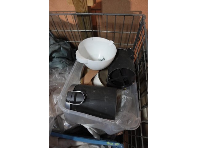 Verrijdbare metalen draadmand met inhoud - afbeelding 2 van  4