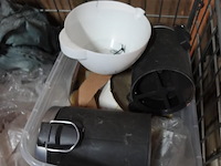 Verrijdbare metalen draadmand met inhoud - afbeelding 2 van  4