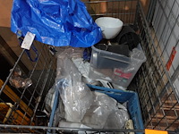 Verrijdbare metalen draadmand met inhoud - afbeelding 3 van  4