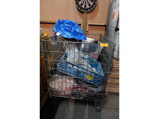 Verrijdbare metalen draadmand met inhoud - afbeelding 4 van  4